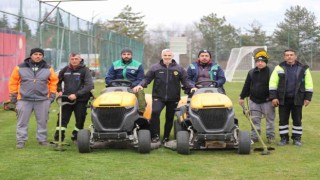 Odunpazarı Belediyesi tarafından Eskişehirspor tesislerindeki sahanın çimleri biçildi