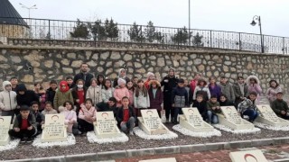 Öğrenciler şehitlik anıtına karanfil bırakıp çevre temizliği yaptılar