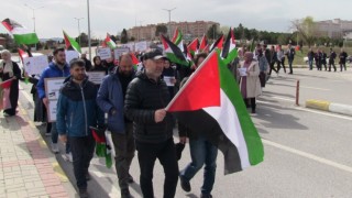 Öğrencilerinden Filistindeki şiddete karşı sessiz yürüyüş