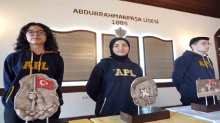 Öğrencilerini Çanakkaleye gönderdiği için 3 yıl mezun veremeyen okulda anlamlı sergi