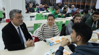 Öğrencilerle iftarda bir araya geldi