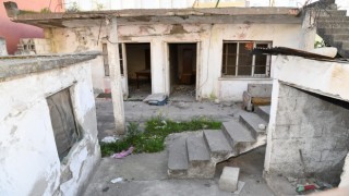 Osmaniyede iki metruk bina, belediye ekiplerince yıkıldı