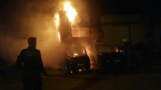 Oto tamircide çıkan yangın 4 araca sıçradı
