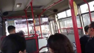 Otobüste bebek arabası kavgası: Seni mermi manyağı yaparım