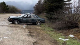 Otomobil ağaca çarptı: 3 yaralı
