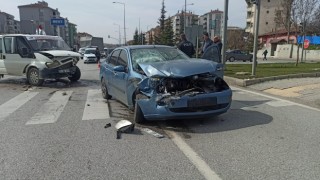 Otomobil ve minibüs çarpıştı: 4 yaralı