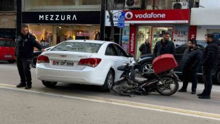 Otomobile çarparak ikiye bölünen motosikletin sürücüsü yaralandı