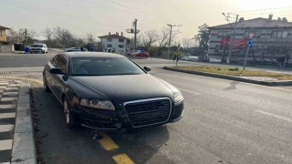 Otomobille çarpışan hafif ticari araç devrildi: 1 yaralı