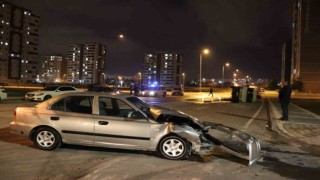 Otomobille çarpışan işçi servisi devrildi: 3 yaralı