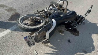 Otomobille çarpışıp hurdaya dönen motosiklet sürücüsü yaralandı