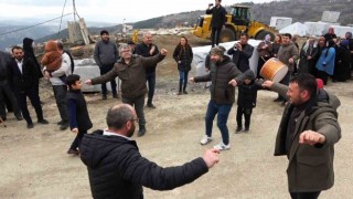 Bursa'da mahkemenin mermer ocağı kararını duyan köylüler davul zurnayla yürüdü