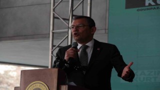 Özgür Özel, AK Parti adayına yüklenirken yanlış üstüne yanlış konuştu