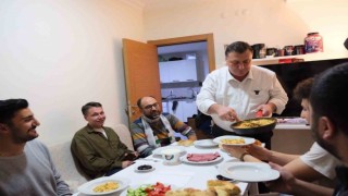 Özkan Alp öğrenci evinde sahur yaptı