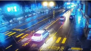 Para için canını tehlikeye attı, aracın önüne böyle atladı