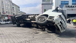 Park halindeki araçların üzerine devrilen tırın güvenlik kamera görüntüsü ortaya çıktı