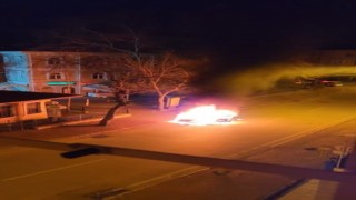 Park halindeki otomobil alev topuna döndü