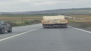 Patlak lastikle kilometrelerce yol gitti, o anlar kamerada