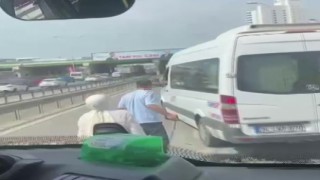 Pendikte minibüs sürücülerinin bıçaklı tartışması kamerada