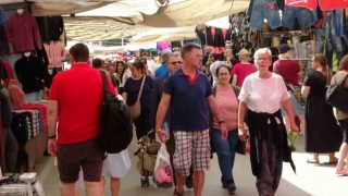 Perşembe pazarına turist yağdı, esnafın yüzü güldü