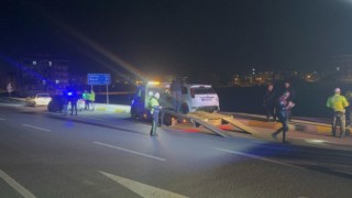 Polislerden kaçarken ekip otosuna çarpan sürücü ehliyetsiz çıktı