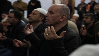 Ramazan ayının ilk teravih namazında eller Filistin için semaya kalktı