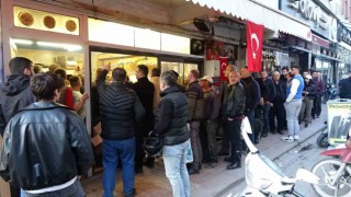 Ramazanın ilk günlerinde sıcak pide kuyruğu
