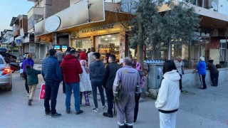 Ramazanın ilk gününde sıcak pide kuyrukları uzadıkça uzadı