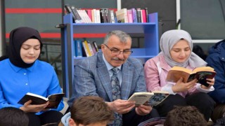 Rektör Gavgalı, öğrencilerle birlikte kitap okudu