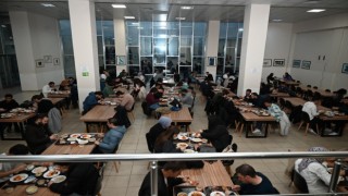 Rektör Özölçer, orucunu öğrencilerle birlikte açtı