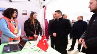 Rektör Topal, öğrenci topluluklarının standını ziyaret etti