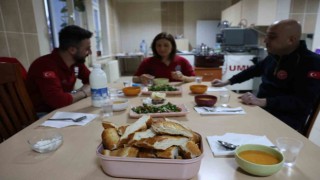 Sağlık çalışanları ilk iftarlarını görev başında yaptı