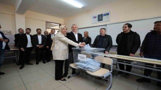 Şahinbey Belediye Başkan adayı Tahmazoğlu, oyunu kullandı