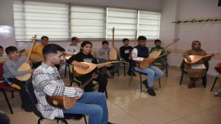 Şahinbey tesislerinde bağlama çalmayı öğreniyorlar