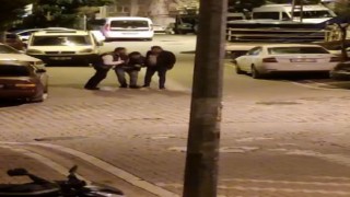 Sahur vakti sokakta bağıran alkollü şahsılara vatandaşlar pet şişe fırlattı