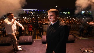 Sakiler en güzel şarkılarını Osmangazi Meydanında söyledi