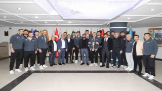 Şampiyon voleybol takımı kupayı Başkan Özcana teslim etti