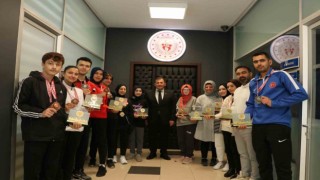 Şampiyonlardan Kabakcıya ziyaret