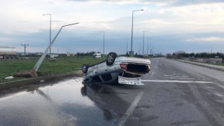 Sanayi kavşağında çarpışan iki araçtan biri takla attı: 2 yaralı