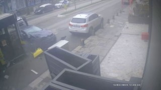 Sancaktepede otomobille otobüsün kafa kafaya çarpıştığı kaza kamerada