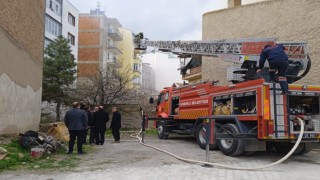 Sandıklıda ev yangını, itfaiyenin alevlere müdahalesi sürüyor