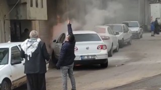 Şanlıurfada park halindeki otomobil cayır cayır yandı