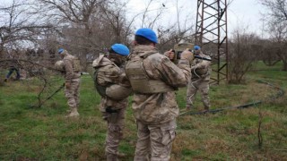 Şanlıurfada terör operasyonunda gözaltına alınan şüpheliler jandarmada
