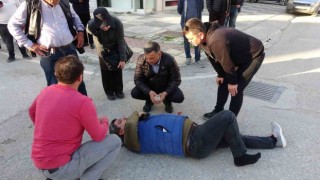 Seçim ofisi önündeki kazada yaralanan sürücüye ilk müdahale başkan adayı doktordan