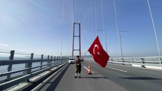 Şehitler için Çanakkaleye yürüyen gazi torunu, Türk bayrağıyla 1915 Çanakkale Köprüsünü yürüyerek geçti