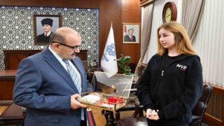 Şehitlikten gelen toprak ve bayrak Vali Ustaoğluna teslim edildi