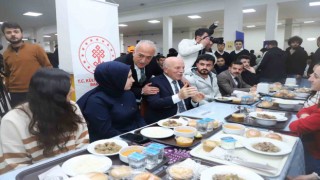 Şehrin yöneticileri, öğrencilerle iftar sofrasında buluştu