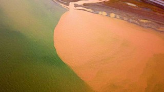 Sel suları Van Gölünü kahverengiye boyadı