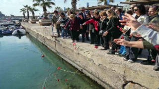 Selanik mübadillerinin Antalyaya gelişinin 100üncü yılında denize kırmızı karanfiller bırakıldı