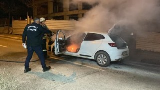 Seyir halindeki otomobil alev alev yandı