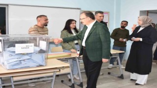 Siirt Valisi Dr. Kemal Kızılkaya, eşi ile birlikte oy kullandı